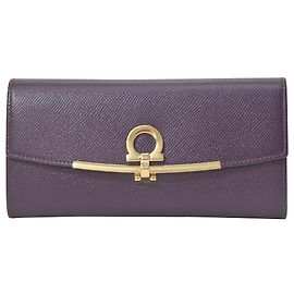 Salvatore Ferragamo Ferragamo Gancini Continental Geldbörse aus lila Leder Lila