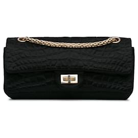 Chanel-Sac à bandoulière Black Chanel Reissue 2.55 en satin croco cousu, double rabat Est-Ouest-Noir