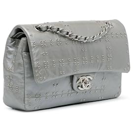 Chanel-Sac à bandoulière à double rabat en cuir de veau glacé argenté, orné de rivets Chanel moyen.-Argenté