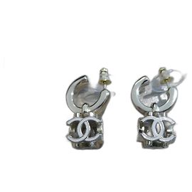 brincos Chanel novos com caixa Gold hardware