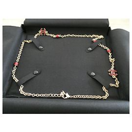 sautoir chanel neuf 90 cms rouge nacré avec sa boite Rouge