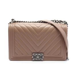 Chanel-Bolsa de Ombro Chanel Boy Chanel Chevron V-Stitch-Bege