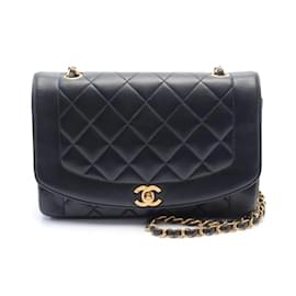 Chanel-Bolsa de Ombro Chanel Matelassé Diana Flap-Preto