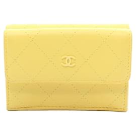 Chanel-Chanel Matelassé Tri-fold Geldbörse aus gelbem Leder-Gelb