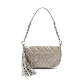 Chanel-Bolsa de ombro em couro prateado Matelassé Chanel-Prata