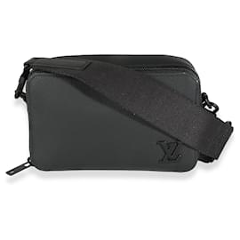 Louis Vuitton-Portefeuille portable Alpha en taurillon noir Louis Vuitton-Noir