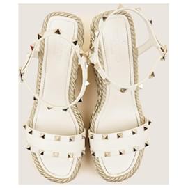 Valentino Garavani-Sandales compensées Rockstud 40-Beige