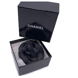 Chanel-Broche épingle en satin noir vintage fleur Camélia-Noir