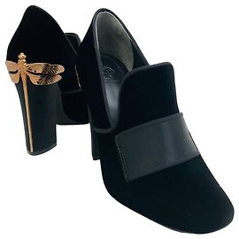 Sapatos de veludo preto Tory Burch com detalhe de libélula dourada no salto Preto