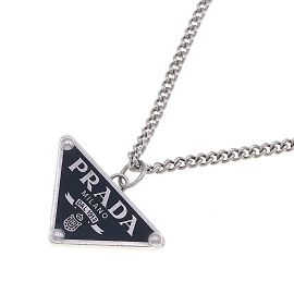 Collier pendentif symbole triangle Prada Noir Argenté