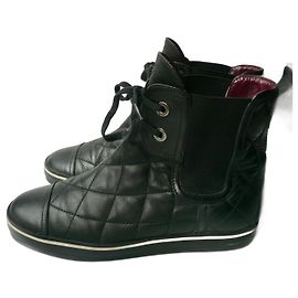CHANEL Black quilted leather boots size 38 GOOD CONDITION Black