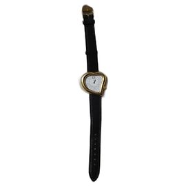 Yves Saint Laurent Reloj corazón. Gold hardware