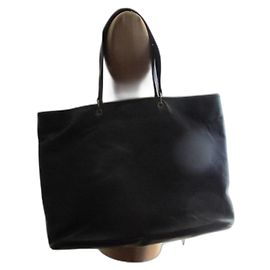 Stéphane Kelian Cabas plat cuir noir. Noir