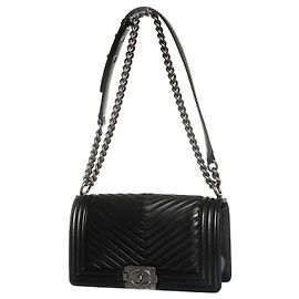 Chanel, bolsa boy em couro de cordeiro plissado em chevron Preto