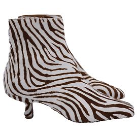 Botas de tornozelo em couro bege com estampa animal By Far Lange Zebrina Outro