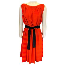 Faltenseidenkleid in Orange / Rot von Bottega Veneta mit Gürtel Orange
