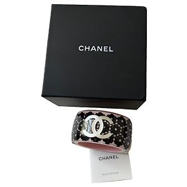 Chanel Pulseira de punho de pérolas falsas com flores de renda CC Preto Rosa Branco