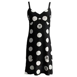 Vestido de seda preto com bolinhas e logo CC da Chanel Preto