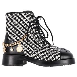 Botas de combate em couro preto e branco com padrão de tweed e logo CC entrelaçado da Chanel Outro