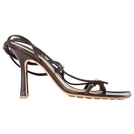 Sandálias de salto strappy com studs Stretch da Bottega Veneta em couro de cordeiro marrom Marrom