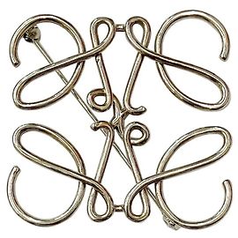 Broche Anagram Loewe em metal paládio Prata