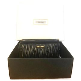 Clutch Miu Miu de couro de cordeiro acolchoado preto Preto