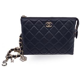 Chanel Pochette en cuir matelassé noir 2021 avec charms Coco Noir