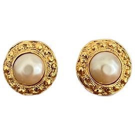 Brincos Chanel de clip dourados e pérolas Dourado