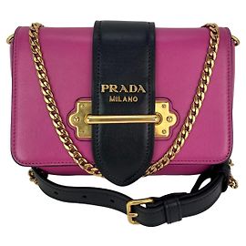 Borsa a tracolla Prada City Calf Cahier in pelle rosa e nera Rosa