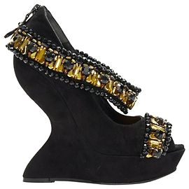 Alexander McQueen zeppa curva in suede nero con cinturino in oro e punta aperta Nero