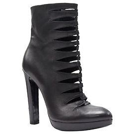 Alaïa Bota de tornozelo de plataforma em couro preto Alaia com recorte angular na frente e bico amendoado. Preto