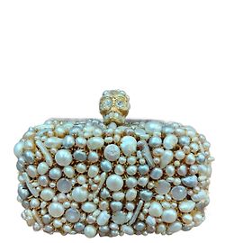 Alexander McQueen: clutch en forma de calavera incrustada de perlas Beige