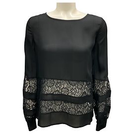 Top de seda com acabamento em renda preta da L'Agence Preto