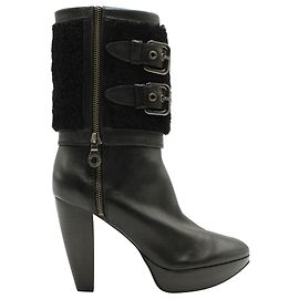 Botas de tornozelo de pele de vison Burberry em couro preto Preto