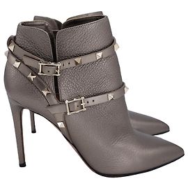 Botas de Tobillo Rockstud Valentino Garavani en Cuero Gris Gris