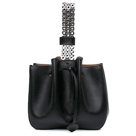 Borsa a secchiello in pelle di vitello nera ALAÏA con bracciale decorato con occhielli Nero