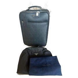 Prada Valigia da cabina nera con ruote in pelle Saffiano Nero