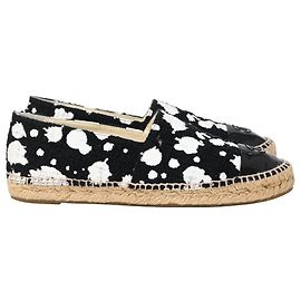 Mocasines espadrilles en tweed negro con estampado de pintura salpicada y logo CC de Chanel Negro