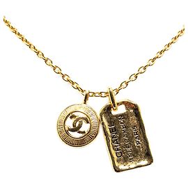 Collana con pendente rotondo CC placcato oro e Rue Cambon di Chanel D'oro