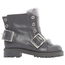 Bota de combate cinza com acabamento em coelho e fivela de Alexander McQueen Cinza