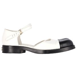Sapatilhas Chanel Mary Jane com logo CC e bico em couro branco e preto Branco