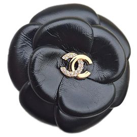 Spilla Camelia Chanel in Pelle Nera Cristalli Swarovski Nero