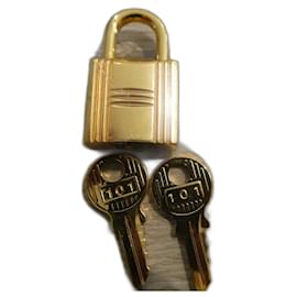 Hermès goldfarbener Stahlvorhängeschloss mit 2 Schlüsseln für Birkin- und Kelly-Taschen Gold hardware