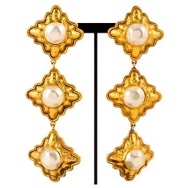 Orecchini a clip dorati Chanel con perle artificiali D'oro