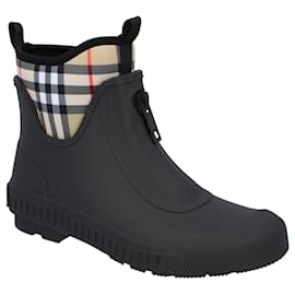 Burberry shops rain boots bordeaux