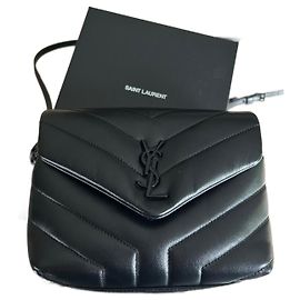Yves Saint Laurent Loulou Toy em couro acolchoado Preto