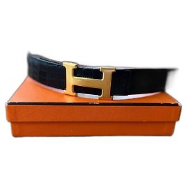 Cinto Hermès em couro de crocodilo preto com fivela H dourada 85 cm Preto