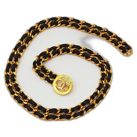 Cinto de colar com medalhão Chanel e corrente de couro dupla Gold hardware