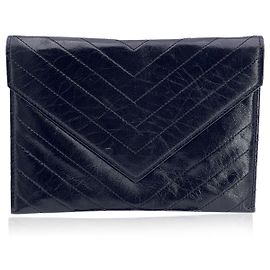 Yves Saint Laurent Bolsa clutch pequena vintage em couro preto acolchoado em V Preto