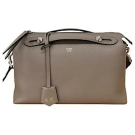 Fendi-Sac à bandoulière moyen Fendi By the Way-Beige